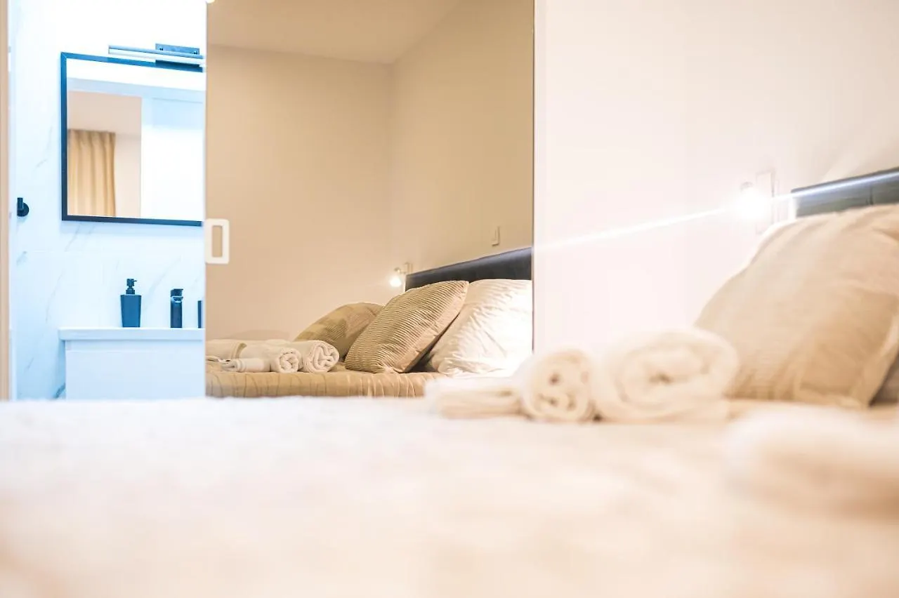 Luxury Rooms Green And Gold Split