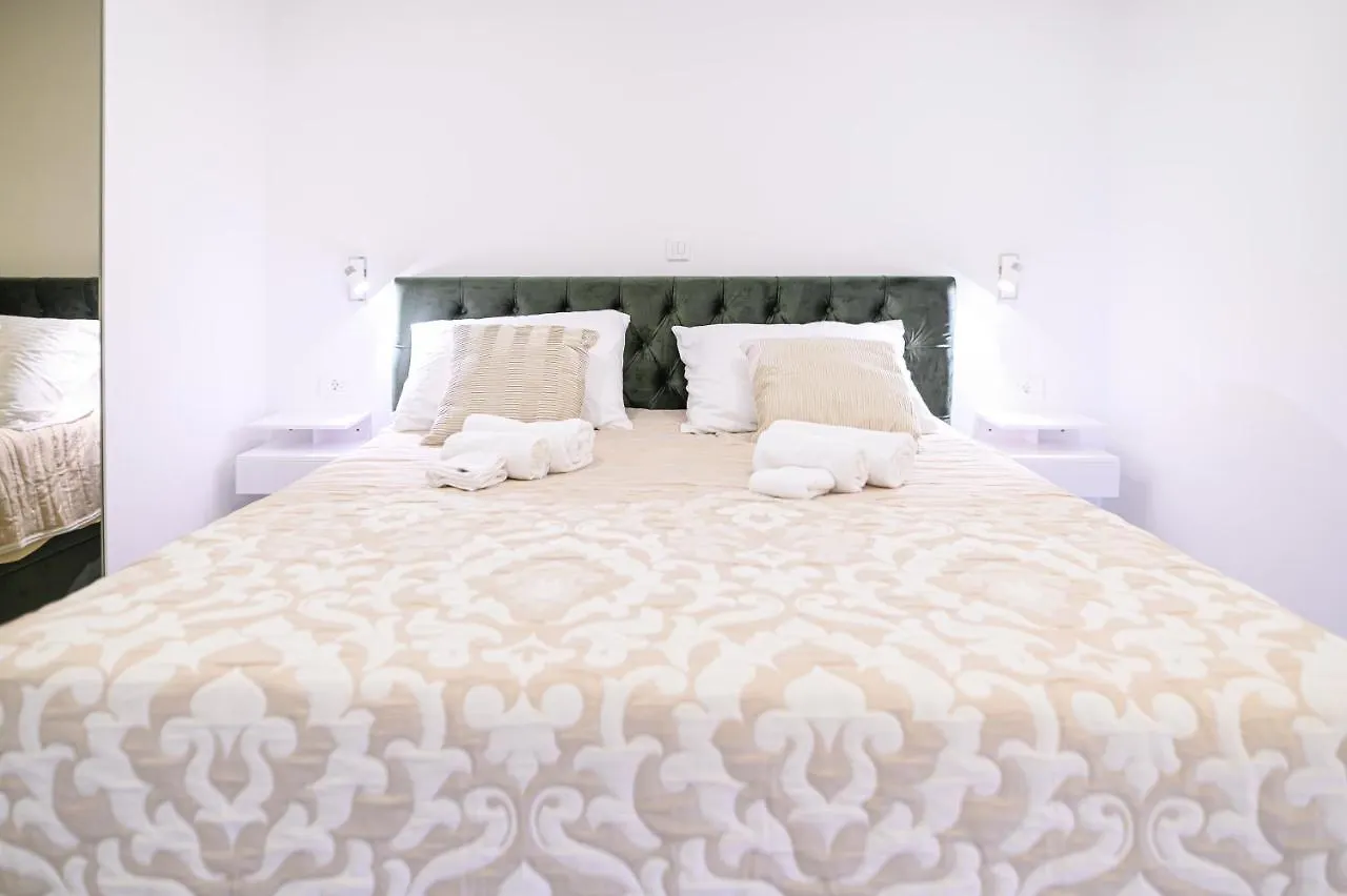 Luxury Rooms Green And Gold Split