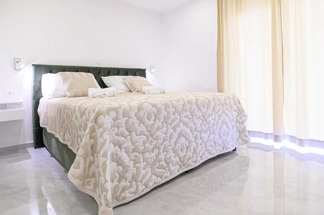 Luxury Rooms Green And Gold Split